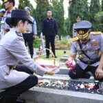 Jelang HUT Bhayangkara Ke-78, Jajaran Mabes Polri Ziarah ke TMP Kalibata